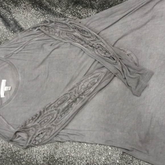 Cold shoulder detailed top - Picture 1 of 6